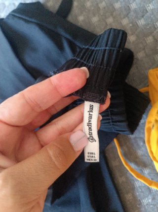 Blusa Negra, falda rosa, pantalón negro y mostaza