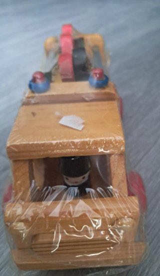 Camión de madera con animales de colores