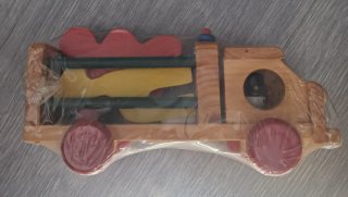Camión de madera con animales de colores