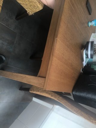 Mesa de comedor grande de madera y mimbre
