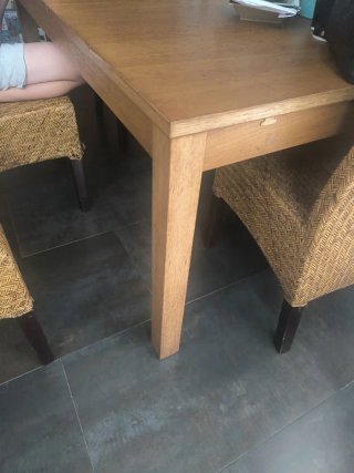 Mesa de comedor grande de madera y mimbre