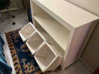 Estantería blanca con cestas de mimbre