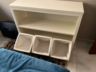 Estantería blanca con cestas de mimbre