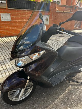 Suzuki Burgman 200, granate