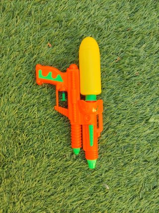Pistola de agua naranja y amarilla