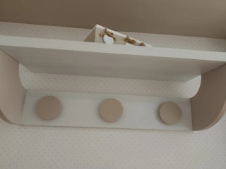 Estantería de madera beige y blanca
