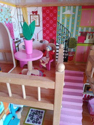Casita de madera para muñecas