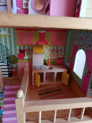 Casita de madera para muñecas