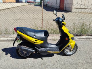Suzuki Katana Scooter Amarillo ciclomotor