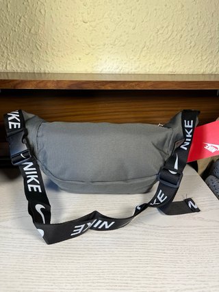 Riñonera Nike Negra y Gris Ajustable 16x35cm