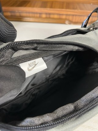 Riñonera Nike Negra y Gris Ajustable 16x35cm