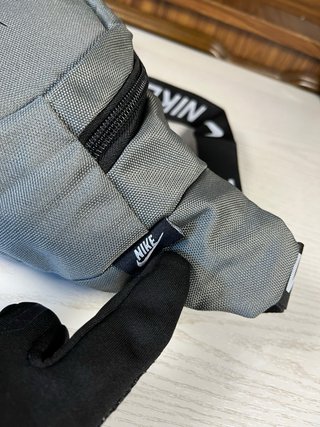 Riñonera Nike Negra y Gris Ajustable 16x35cm