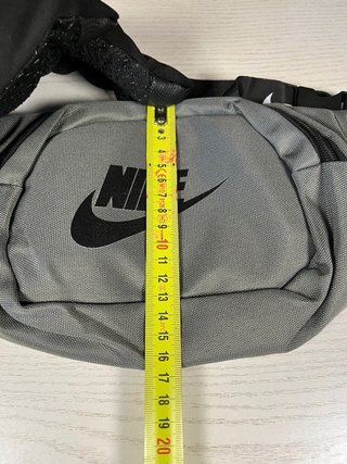 Riñonera Nike Negra y Gris Ajustable 16x35cm