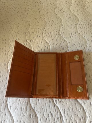 Cartera de piel marrón