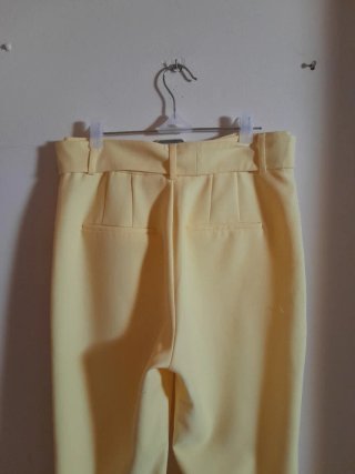 Pantalón amarillo con cinturón