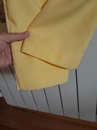 Pantalón amarillo con cinturón