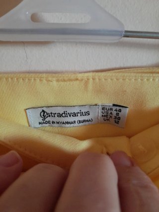 Pantalón amarillo con cinturón