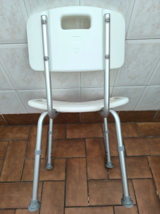 Silla de ducha ortopédica con corte en U y respald