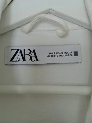 Chaqueta vaquera blanca Zara deshilachada
