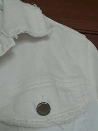 Chaqueta vaquera blanca Zara deshilachada
