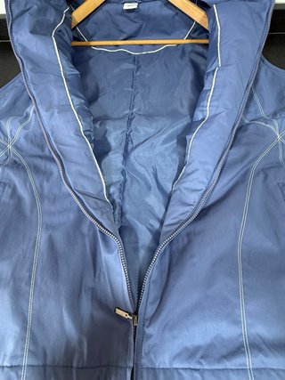 Chaleco azul con cremallera