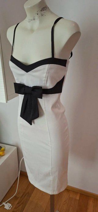 Vestito Rinascimento bianco e nero con fiocco