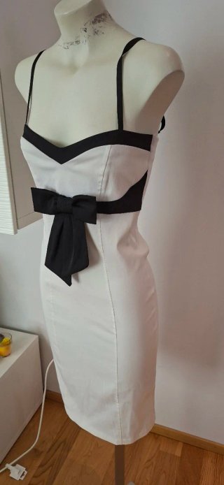 Vestito Rinascimento bianco e nero con fiocco