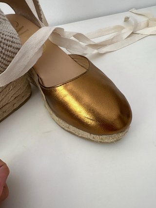 Alpargatas Gaimo doradas con cuña y lazo