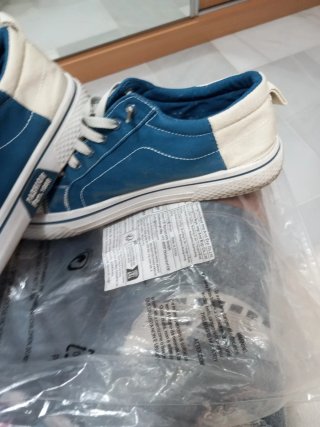 Zapatillas deportivas azules y blancas