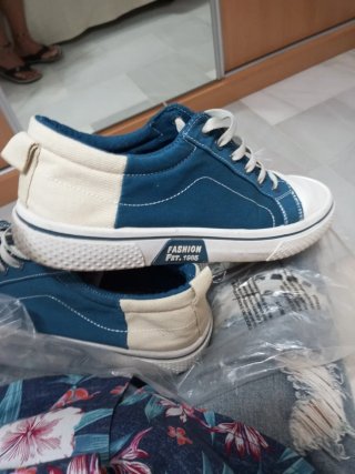 Zapatillas deportivas azules y blancas
