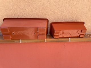 Dos maceteros rectangulares de plástico