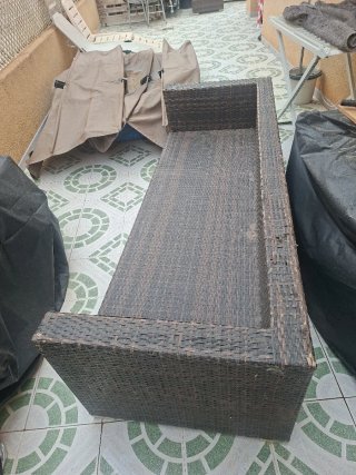 Sofá y mesa ratán marrón con cojines