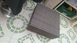 Sofá y mesa ratán marrón con cojines