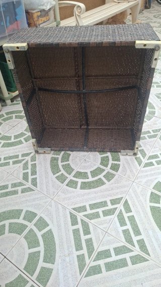 Sofá y mesa ratán marrón con cojines