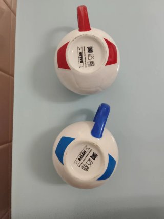 2 Tazas Balón Fútbol (Roja y Azul)