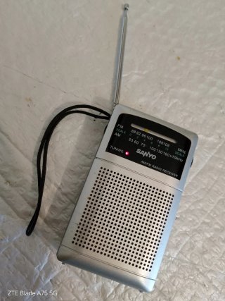 Radio Sanyo RP-64 AM/FM Plata.
