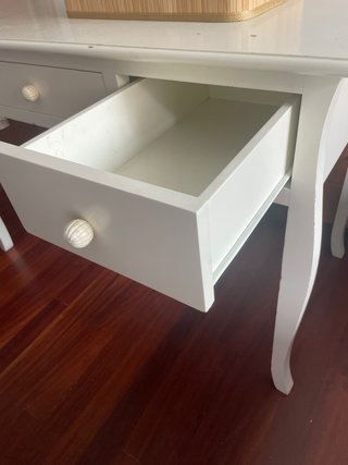 Escritorio blanco de madera con  3 cajones