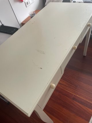 Escritorio blanco de madera con  3 cajones
