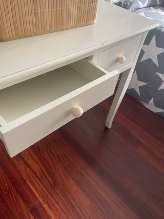 Escritorio blanco de madera con  3 cajones