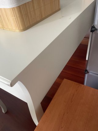 Escritorio blanco de madera con  3 cajones
