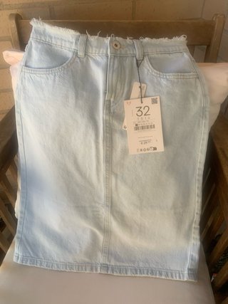 Falda vaquera midi Stradivarius.