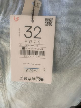 Falda vaquera midi Stradivarius.