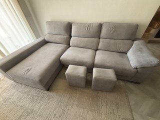 Divano chaise longue grigio pieghevole in tessuto, con due pouf