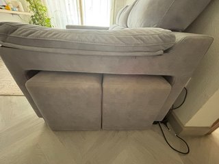 Divano chaise longue grigio pieghevole in tessuto, con due pouf