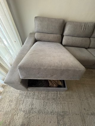 Divano chaise longue grigio pieghevole in tessuto, con due pouf