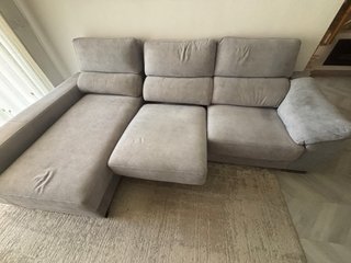 Divano chaise longue grigio pieghevole in tessuto, con due pouf