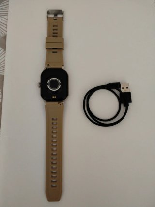 Reloj Smartwatch Beige y Cargador