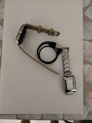 Reloj Smartwatch Beige y Cargador