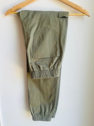 Pantalones cargo verde militar con cremalleras Añg