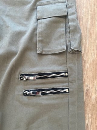 Pantalones cargo verde militar con cremalleras Añg
